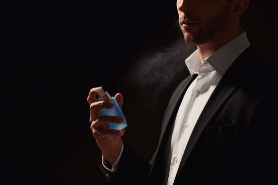 Мужчина с духами