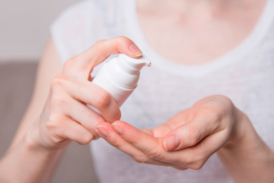 Лубрикант в руках