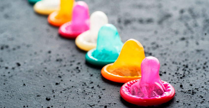 Презервативы лежат в ряд